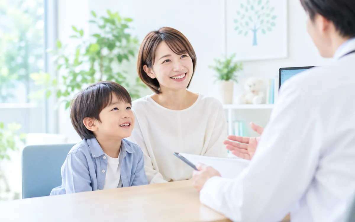 醫師向親子說明的諮詢情境